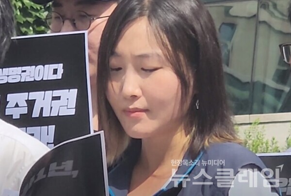 27일 오전 서울시청 앞에서 열린 '폭우참사 1년, 서울시 반지하대책-주거정책 평가 및 재난안전 근본 대책 수립을 촉구하는 기자회견'. 사진=김성훈 기자