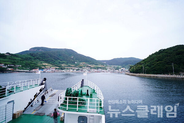 통영 미륵산 남쪽의 삼덕항에서 욕지도까지는 55분 거리의 뱃길이다. 욕지항에 들어서면 바다는 마치 호수처럼 잔잔하다. 배가 지나며 일으키는 물결에 양식장 부표가 일렁인다. 오근식 객원위원