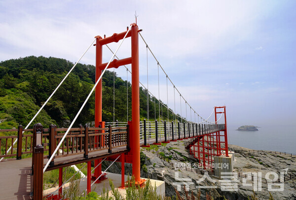 두 번째 출렁다리에서 멀지 않은 곳에 또 하나의 출렁다리가 새로 설치되어 있었는데, 당시는 아직 주변 도로가 정비되기 전이었는지 다리를 건너 언덕으로 오르고 보니 도로로 나가는 길이 보이지 않았다. 하는 수 없이 도롯가 난간을 넘었는데 가까운 곳에 모노레일 하부 종점이 있었다. 오근식 객원위원