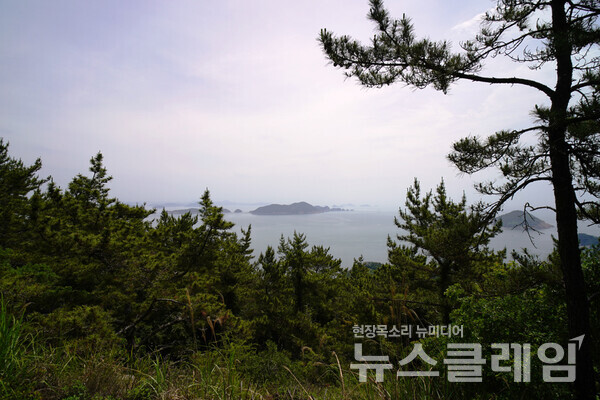 일출봉 위에선 동쪽으로 길게 늘어선 연화도가 가깝게 보이고 멀리 매물도 등의 섬이 바다에 떠 있다. 섬 사이로 떠오르는 아침 해를 상상해보았다.