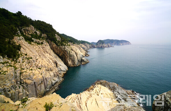 출렁다리야 새로울 것 없지만 건너가 보니, 너럭바위 위에서 바라보는 욕지도 남쪽 해안의 모습이 장관이었다. 오근식 객원위원