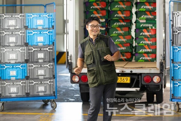 다른 대기업 택배회사에서 배송하다 3년 전 쿠팡 퀵플렉서를 시작한 노상열씨가 송파의 한 캠프에서 3주 동안 다녀온 휴가에 대해 설명하고 있다.