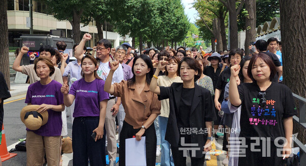 7일 오전 서울 광화문 정부서울청사 후문에서 진행된 '교사-학부모에게 책임 전가하는 교육부 규탄 기자회견'. 사진=김성훈 기자