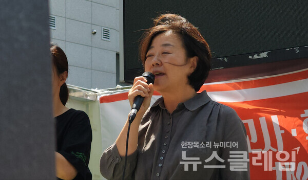 7일 오전 서울 광화문 정부서울청사 후문에서 진행된 '교사-학부모에게 책임 전가하는 교육부 규탄 기자회견'. 사진=김성훈 기자