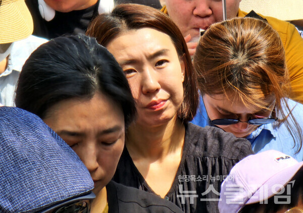 7일 오전 서울 광화문 정부서울청사 후문에서 진행된 '교사-학부모에게 책임 전가하는 교육부 규탄 기자회견'. 사진=김성훈 기자