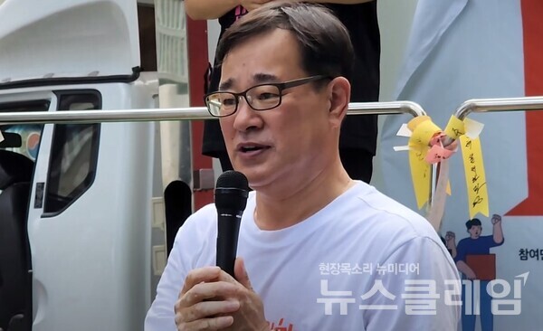 7일 오전 서울 광화문 정부서울청사 후문에서 진행된 '교사-학부모에게 책임 전가하는 교육부 규탄 기자회견'. 사진=김성훈 기자