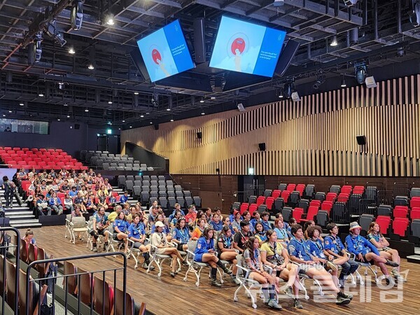 지난 8일 2023 새만금 세계스카우트잼버리 멕시코 대표단이 롯데인재개발원 오산캠퍼스에 도착해 입소 준비를 하고 있다. 사진=롯데지주