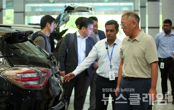 인도 중장기 모빌리티 전략을 점검하기 위해 인도를 방문한 정의선 회장(사진 오른쪽)이 8일 타밀나두주 정부청사에서 M.K.스탈린(사진 왼쪽) 주수상을 만나 인도 자동차 시장 발전 방안 및 현대차그룹 인도 사업 협력방안에 대해 협의했다. 사진=현대자동차그룹