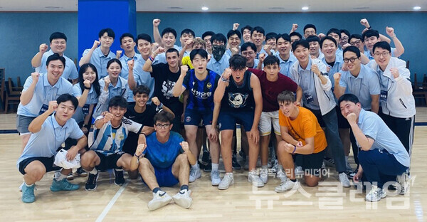 경기도 기흥에 위치한 신한은행 연수원 ‘블루캠퍼스’에서 스페인 잼버리 대원들과 신한은행 신입직원 연수생들이 농구 경기 후 기념 촬영을 하고 있다. 사진=신한은행