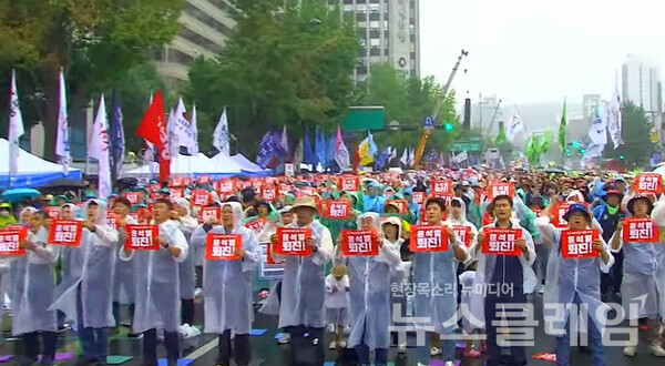 지난 12일 서울 경복궁 인근에서 열린 ‘노동·민생·민주·평화 파괴, 윤석열 정권 퇴진, 8.15 전국노동자대회’. 사진=민주노총
