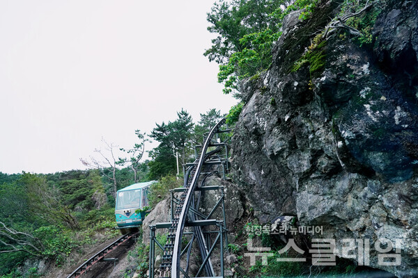 욕지도 모노레일은 욕지항에서 500여 미터 거리에 하부 승강장이 있다. 욕지도의 동쪽바다를 조망할 수 있는 대기봉까지 운행한다. 2021년 11월 사고로 인해 현재는 운행이 중단된 상태인데, 보완 공사를 해서 운행을 재개한다는 소식이 있다. 사진=오근식 객원위원
