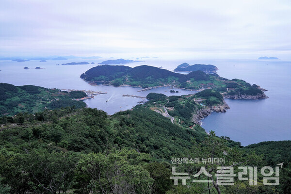 대기봉에서 바라보는 경치가 일품이다. 욕지도 동쪽 전경과 그 너머의 연화도가 길게 보이고 멀리 소매물도와 매물도 그리고 거제도 근처의 섬들이 한눈에 들어온다. 사진=오근식 객원위원