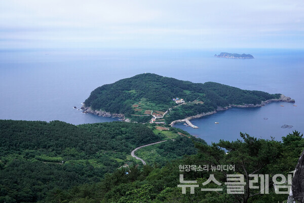 천왕봉 계단을 오르면서 욕지도 서쪽의 마을이 눈에 들어온다. 저녁 일몰 경치가 아름다울 듯하다. 사진=오근식 객원위원