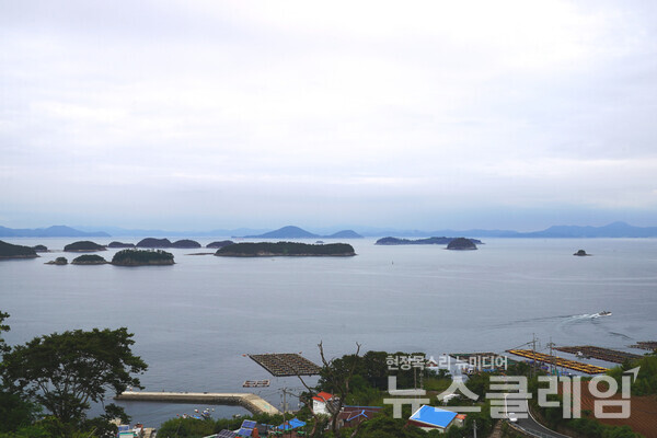 약과봉에서 내려오는 길 어디쯤에선가 문득 북쪽 하늘이 열리며 바다의 섬들이 우르르 나타난다. 사진=오근식 객원위원