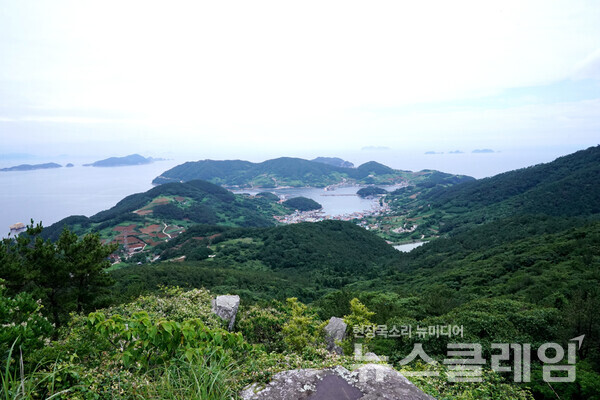 약과봉에서 바라본 욕지도 동쪽 전경은 풍요롭고 편안했다. 연화도는 훨씬 더 가까이 있고 서너 시간 전 대기봉에서 잘 보였던 매물도와 소매물도는 어느새 희미해졌다. 사진=오근식 객원위원