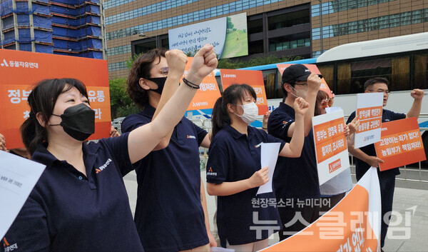 16일 오전 서울 광화문광장 이순신 장군 동상 앞에서 열린 '조류인플루엔자(AI) 방역 고양이 책임 전가 농림부 규탄 기자회견'. 사진=박명규 기자