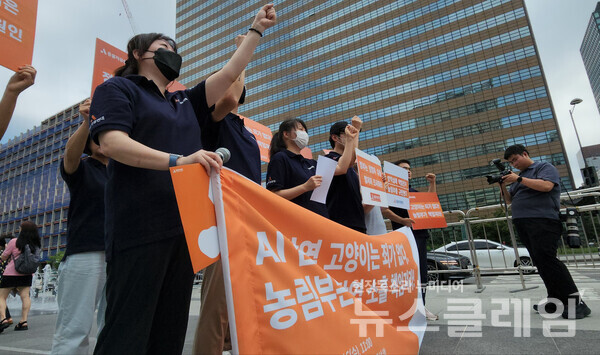 16일 오전 서울 광화문광장 이순신 장군 동상 앞에서 열린 '조류인플루엔자(AI) 방역 고양이 책임 전가 농림부 규탄 기자회견'. 사진=박명규 기자