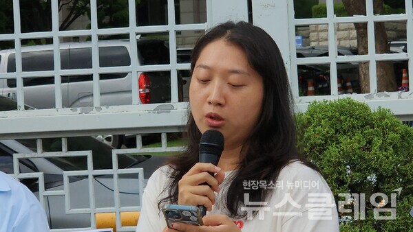 16일 오전 서울 광화문 정부청사 앞에서 열린 '밀실 심의’ 전세사기피해지원위원회에 내부 세부심의기준 및 회의록 등 정보 공개청구 기자회견에서 발언하는 지수 민달팽이유니온 위원장. 사진=김성훈 기자