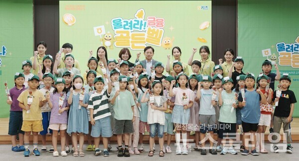 지난 16일 서울 중구 소재 NH농협은행 본사에서 열린 ‘울려라, 금융골든벨!’행사를 마치고 심현섭 개인고객부장(뒷줄 가운데)과 참가 학생들이 기념촬영을 하고 있다. 사진=NH농협은행