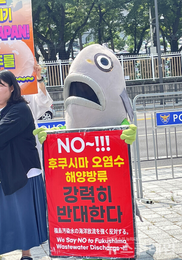 18일 오전 서울 용산 대통령실 앞에서 열린 '핵 오염수 해양투기 반대, 200만 국민 서명 전달 기자회견'. 사진=환경운동연합