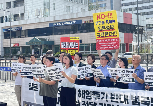 18일 오전 서울 용산 대통령실 앞에서 열린 '핵 오염수 해양투기 반대, 200만 국민 서명 전달 기자회견'. 사진=환경운동연합