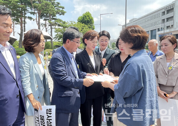 18일 오전 서울 용산 대통령실 앞에서 열린 '핵 오염수 해양투기 반대, 200만 국민 서명 전달 기자회견'. 사진=환경운동연합