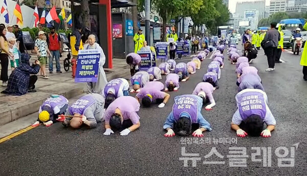 22일 오전 중구 서울광장에서 열린 '이태원 참사 진상규명 특별법 제정 촉구 및 300일 추모 4대 종교 삼보일배'에서 이태원 참사 유가족과 종교인들이 삼보일배를 하고 있다.