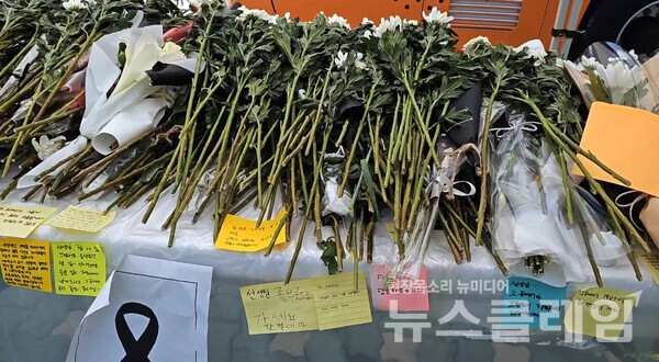 서울 서초구 서이초등학교에 세상을 떠난 신규교사를 추모 메시지가 붙여져 있다. 사진=김옥해 기자