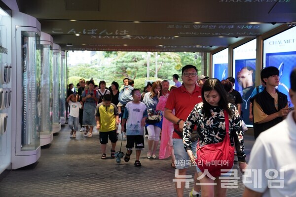 23일 오후 서울 중구에 위치한 롯데면세점 명동본점에 중국 여객선 단체 150여명이 방문해 쇼핑을 즐겼다. 사진=롯데면세점