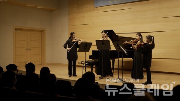 지난 1월 서울 송파구에 위치한 하트-하트재단 리사이틀홀에서 열린 'H-라이징 콘서트'에서 문화예술 인재들이 클래식 공연을 진행하고 있다. 사진=현대백화점그룹