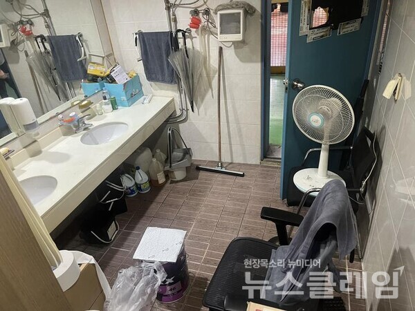 화장실을 휴게실로 사용하고 있는 한국타이어 금산공장 청소노동자들의 휴계시설 모습. 사진=금속노조 한국타이어 사내하청지회