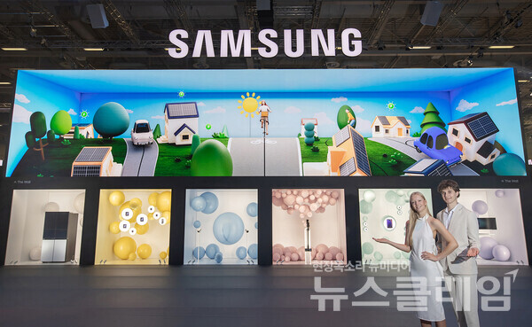 IFA 2023가 열리는 메세 베를린(Messe Berlin)에 위치한 삼성전자 전시관에서 삼성전자 모델이 초대형 마이크로 LED 디스플레이 '더 월(The Wall)'을 활용한 새로운 미디어 파사드를 통해 스마트싱스 경험을 소개하고 있다. 사진=삼성전자