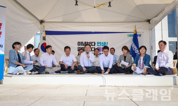 더불어민주당 이재명 대표가 1일 국회 본청 앞 단식 천막투쟁장에서 열린 최고위원회의에 참석해 모두발언을 하고 있다. 사진=더불어민주당