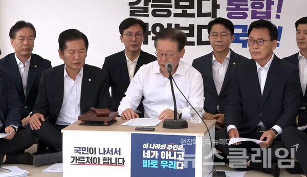 더불어민주당 이재명 대표가 4일 오전 서울 여의도 국회 본청 앞 단식투쟁천막에서 열린 최고위원회의에 참석하고 있다. 사진=더불어민주당