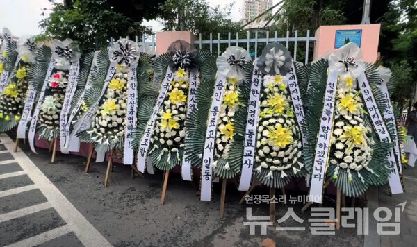 서울 서이초등학교 교사의 49재인 4일 오전 서울 서이초에 마련된 추모공간에서 추모객들이 헌화 및 묵념을 위해 줄지어 서 있다. 사진=박명규 기자