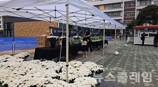 서울 서이초등학교 교사의 49재인 4일 오전 서울 서이초에 마련된 추모공간에서 추모객들이 헌화 및 묵념을 위해 줄지어 서 있다. 사진=박명규 기자