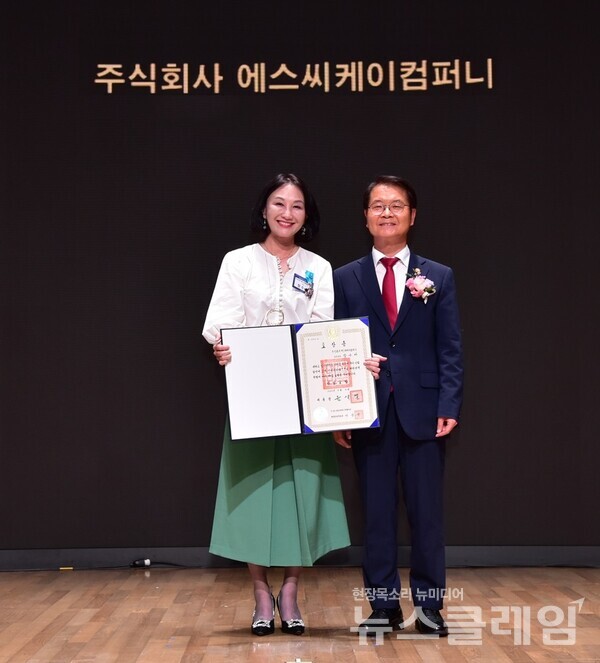 스타벅스 코리아 장수아 인사담당(왼쪽)이 이정식 고용노동부 장관과 기념촬영을 하고 있다. 사진=스타벅스 코리아