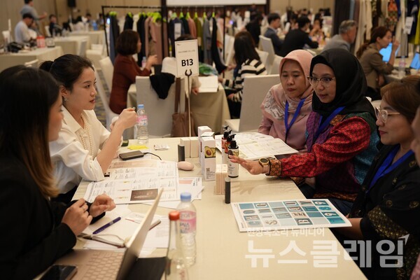지난 5일 롯데가 코트라와 개최한 '대한민국 브랜드 엑스포 in 자카르타' B2B 수출상담회에서 국내 중소기업이 현지 유통기업과 수출상담을 진행하고 있다. 사진=롯데지주