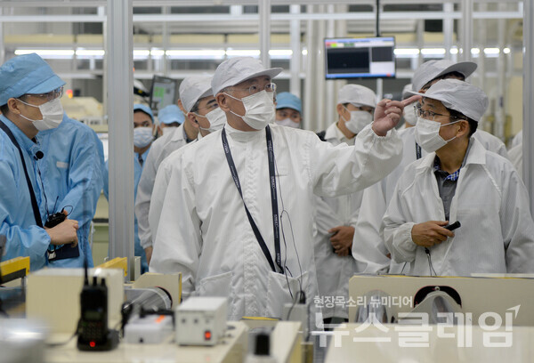 정의선 회장이 전극공정을 점검하고 둘러보고 있다. 사진=현대차그룹