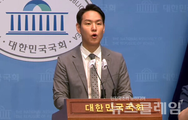 더불어민주당 김한규 원내대변인이 8일 오전 오전 서울 여의도 국회 소통관에서 기자회견을 하고 있다.