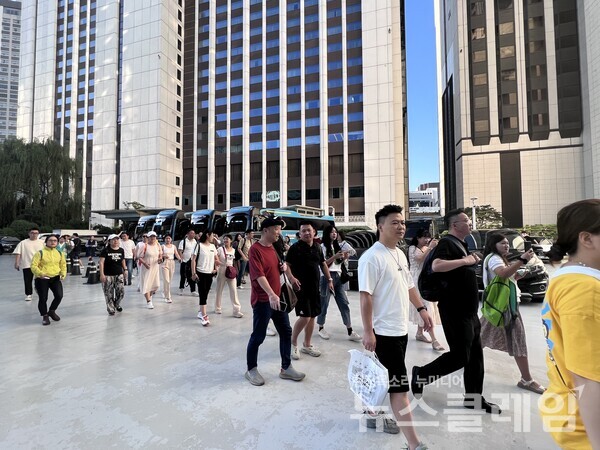 지난 6일 오후 롯데면세점 명동본점에 도착한 중국 여행사 대표단이 매장에 입장하고 있다. 사진=롯데면세점