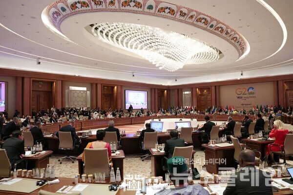 윤석열 대통령이 10일(현지시간) 인도 뉴델리 국제전시장에서 열린 주요 20개국(G20) 정상회의 세션3 '하나의 미래'에 참석했다. 사진=대통령실