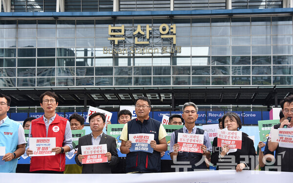 13일 오후 부산역 광장에서 열린 '철도파업 지지 부산지역 시민사회종교 기자회견'. 사진=민주노총 부산본부