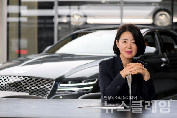 누적 6000대 판매를 달성한 곽경록 영업부장. 사진=현대차