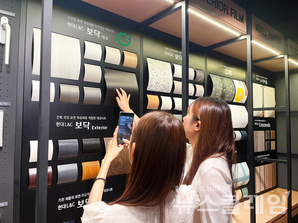 현대L&C 전시장에서 고객들이 '친환경 가구용 R-PET(Recycle PET) 필름'을 둘러보고 있다. 사진=현대백화점그룹