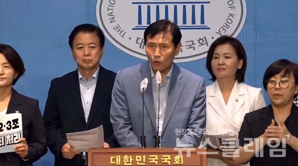 양대노총·국제노총·환노위 의원은 20일 오전 서울 여의도 국회 소통관에서 기자회견을 열고 노조법 2·3조 개정을 촉구했다. 사진=민주노총