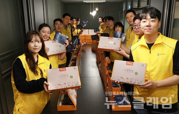 지난 20일 오전 CJ프레시웨이 임직원이 본사에서 독거 어르신에게 전달할 ‘효(孝) 선물 꾸러미’를 포장하고 있다. 사진=CJ프레시웨이