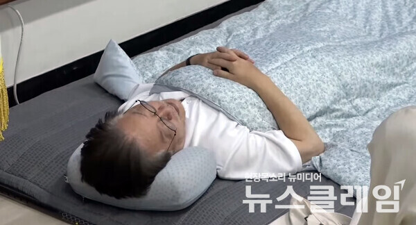 지난 15일 단식 16일차인 더불어민주당 이재명 대표가 국회 당대표실에 누워있다. 사진=더불어민주당