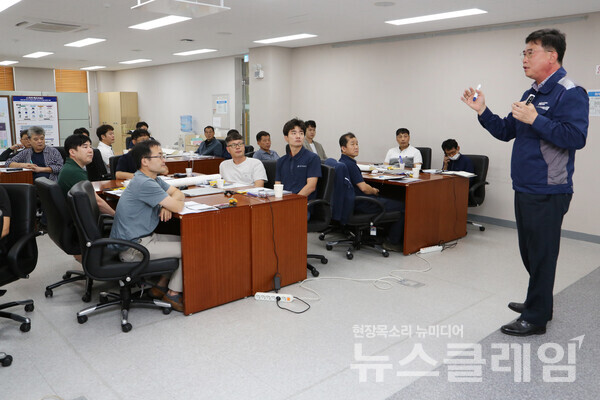 현대제철 제조혁신팀 이윤범 기장이 '현장 5S 및 설비개선 실무 과정' 교육을 진행하고 있다. 사진=현대제철