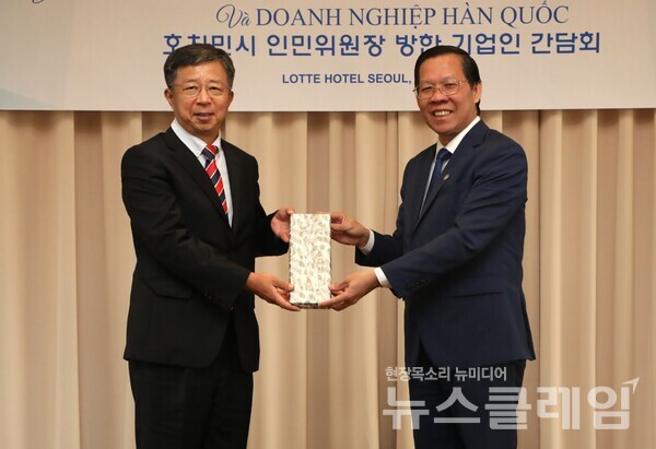 지난 24일 서울 소공동 롯데호텔에서 GS건설 최고경영진이 베트남 호치민시 관계자들과 호치민 개발사업 협력방안을 논의한 후 임병용 GS건설 대표이사(사진 왼쪽)과 판 반 마이(Phan Van Mai) 베트남 호치민시 인민위원회 위원장(사진 오른쪽)과 기념촬영을 하고 있다. 사진=GS건설